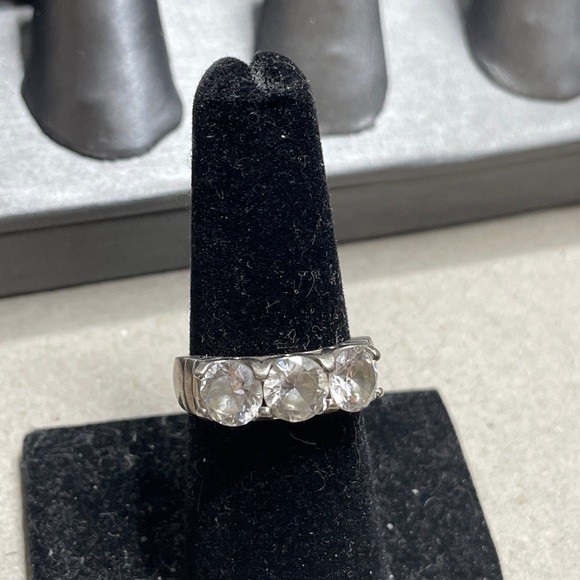 2.53 Carat Tw quartz or better sterling silver triple stone size 7 ring. - Picture 10 of 16